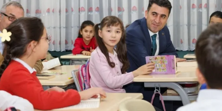 Vali öğrencilerle sırada oturup kitap okudu