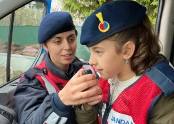 Jandarma ekipleri öğrenciler ile bir arada