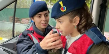 Jandarma ekipleri öğrenciler ile bir arada