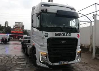 Tır belediye otobüsüne çarptı