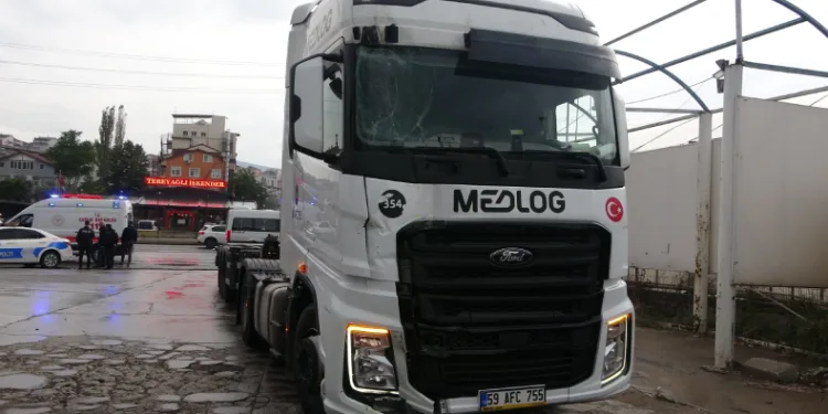 Tır belediye otobüsüne çarptı