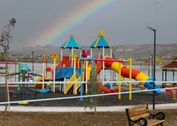 Tır belediye otobüsüne çarptı