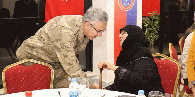 Ekipler şehit aileleriyle bir araya geldi