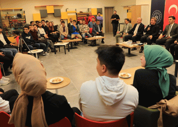 Vali Aydoğdu üniversite öğrencileriyle buluştu