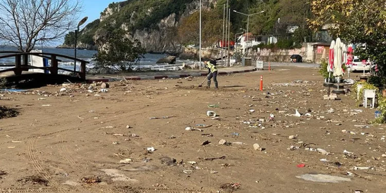 Bartın’da fırtına ve yağışın izleri siliniyor