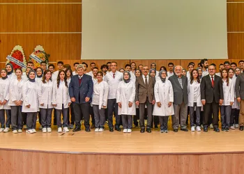 Genç diş hekimleri önlüklerini giydi