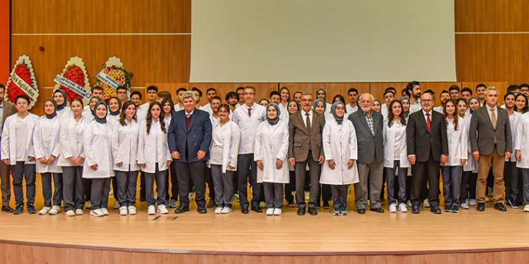 Genç diş hekimleri önlüklerini giydi