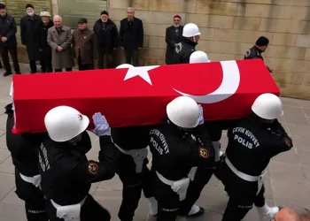 Polis memuru son yolculuğuna uğurladı