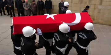Polis memuru son yolculuğuna uğurladı