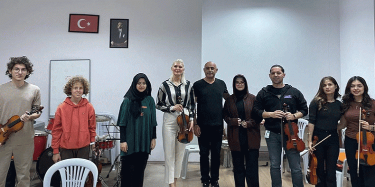 Sanat Akademisi öğrencileriyle bir araya geldi