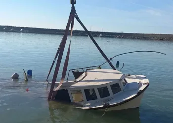Batan tekneler karaya çıkarıldı