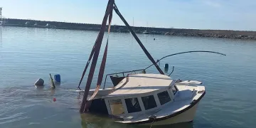 Batan tekneler karaya çıkarıldı
