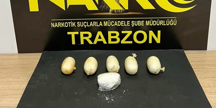 Yuttuğu uyuşturucular ile yakalandı