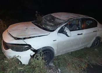 Otomobil tarlaya uçtu:1 yaralı