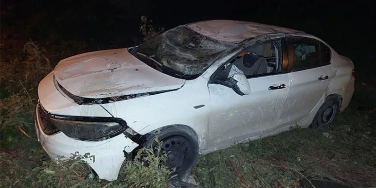 Otomobil tarlaya uçtu:1 yaralı