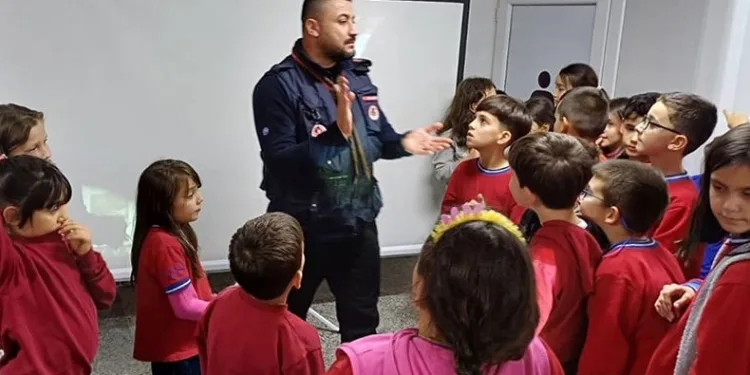 Simav’da etüt öğrencilerine izcilik eğitimi