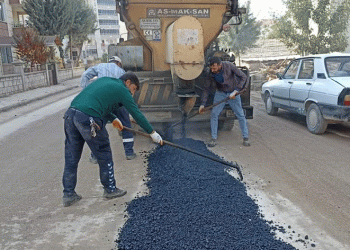 Gölbaşı Belediyesi bozulan yolları onarıyor
