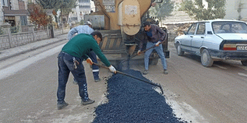Gölbaşı Belediyesi bozulan yolları onarıyor
