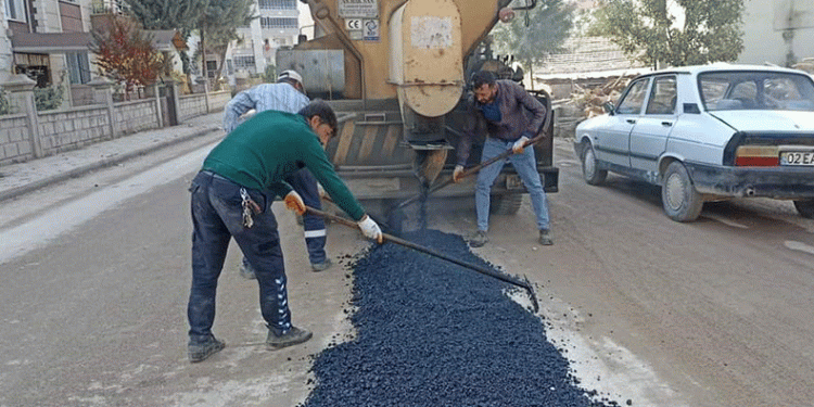 Gölbaşı Belediyesi bozulan yolları onarıyor