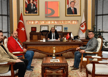 Şampiyonlar, kupayı rektöre takdim etti