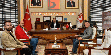 Şampiyonlar, kupayı rektöre takdim etti