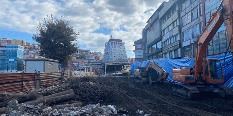 67 yıllık köprüde yıkım çalışması sürüyor