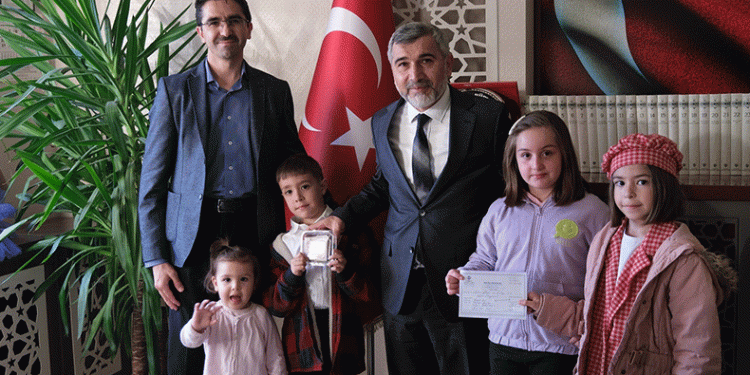 Çocuklar harçlıklarını Filistin’e bağışladı