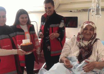 Yaşlı hastaya doğum günü sürprizi
