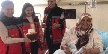Yaşlı hastaya doğum günü sürprizi