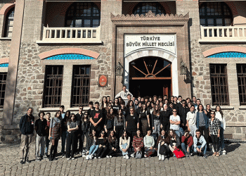 Lise öğrencileri Üniversite gezisine katıldı