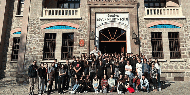 Lise öğrencileri Üniversite gezisine katıldı