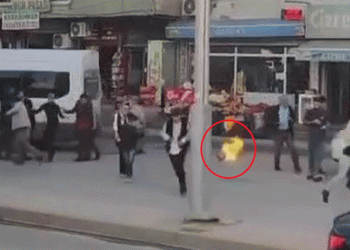 Önce uyardı, sonra yanan tüpü balkondan attı