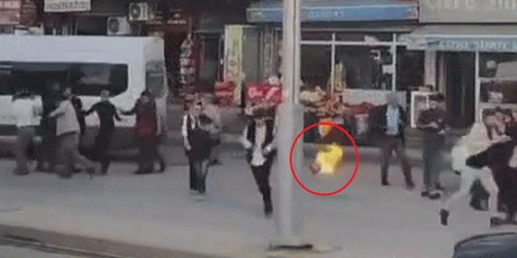 Önce uyardı, sonra yanan tüpü balkondan attı