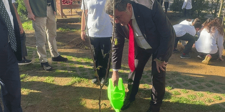 Öğrenciler 10 Kasım anısına fidan dikti