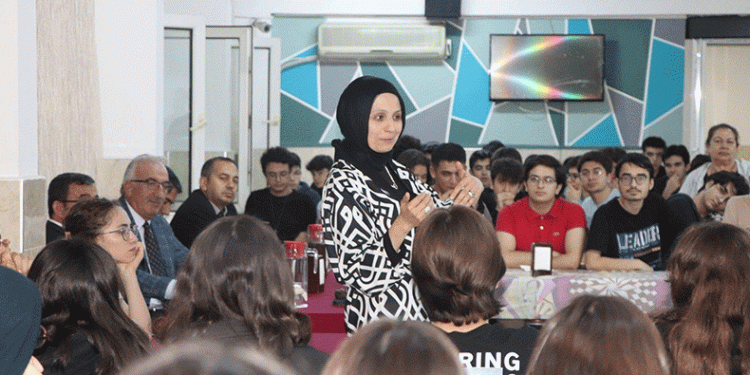 Dereceye giren öğrencileri kabul etti