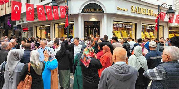Ordu’da kuyumcudaki izdiham