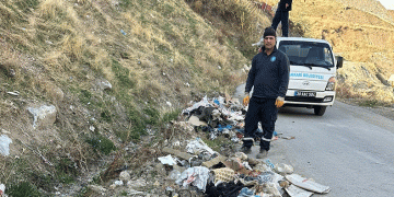 Belediye personeli 350 kilo çöp topladı