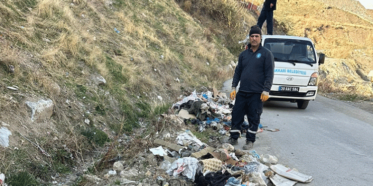 Belediye personeli 350 kilo çöp topladı