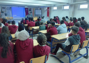 Yazar Güçlü, öğrencilerle bir araya geldi