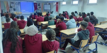 Yazar Güçlü, öğrencilerle bir araya geldi