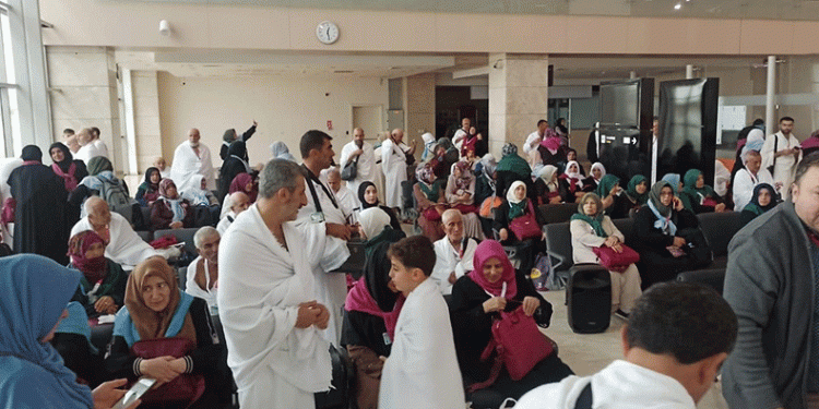 Umreye giden vatandaşlar dualarla uğurlandı