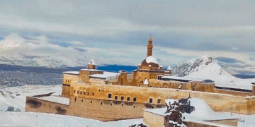 Tarihi saraydan kar manzaraları