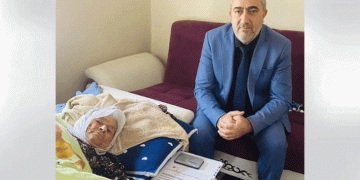 99 yaşındaki kadının nüfus işlemleri evinde yapıldı