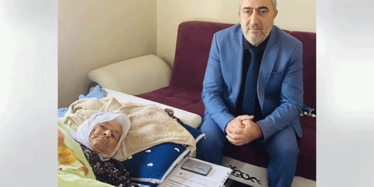 99 yaşındaki kadının nüfus işlemleri evinde yapıldı