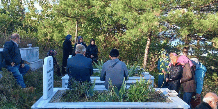 Merhum öğretmen kabri başında anıldı