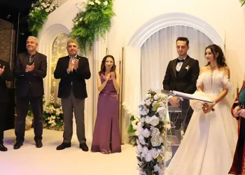 Nikah şahitliğini Vali Aslan yaptı