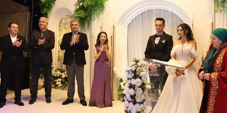 Nikah şahitliğini Vali Aslan yaptı