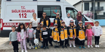 Minik öğrenciler ambulansı tanıdı