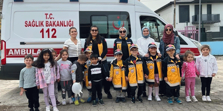 Minik öğrenciler ambulansı tanıdı