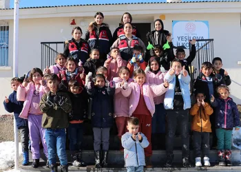 Jandarma ekipleri öğretmenlerle pasta kesti